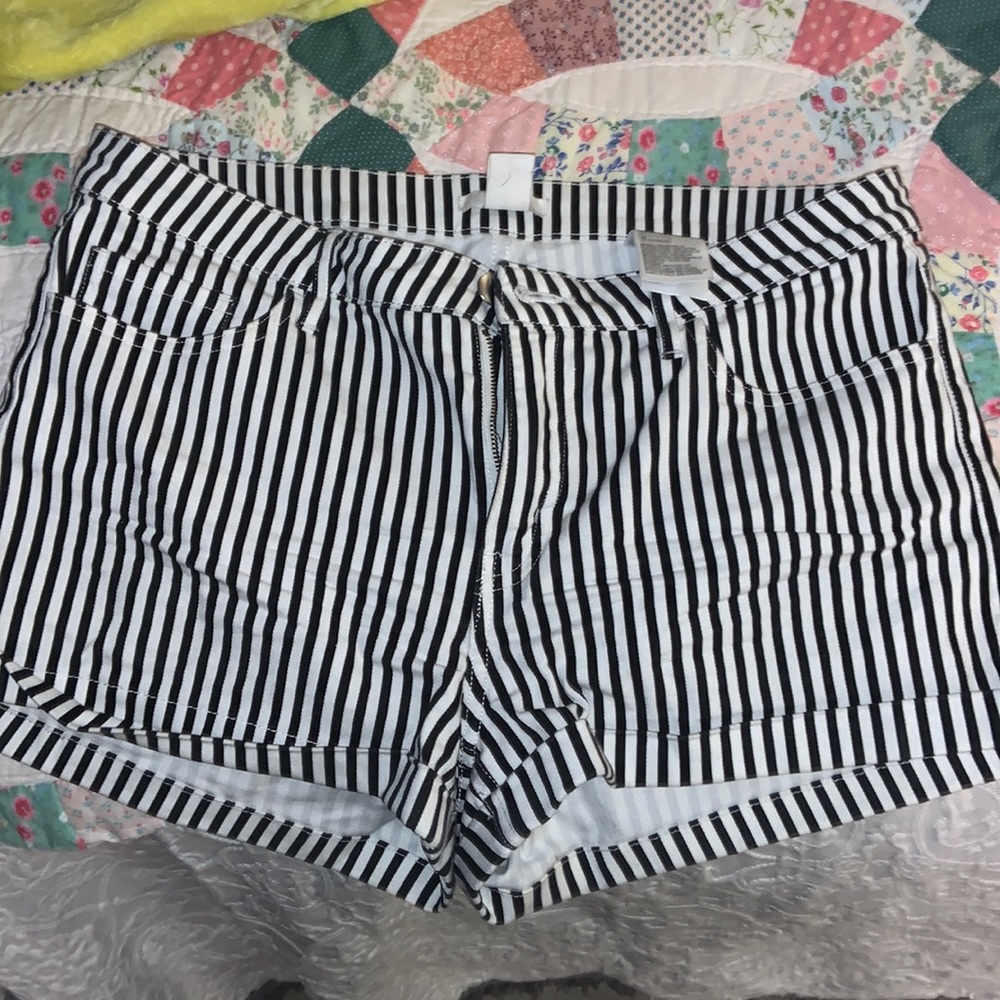 Pin strip shorts